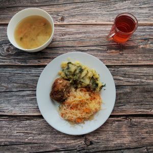 Zdjęcie przedstawia Dietę podstawową: Og&oacute;rkowa z ryżem Ziemniaki z koperkiem gotowane Pulpet drobiowy Sos pietruszkowy Sur&oacute;wka Kompot owocowy z jabłkami